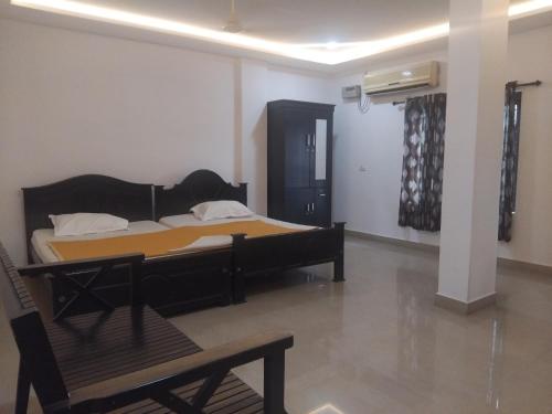 Ένα ή περισσότερα κρεβάτια σε δωμάτιο στο Lotus Grand Residency