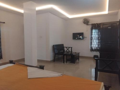 Ένα ή περισσότερα κρεβάτια σε δωμάτιο στο Lotus Grand Residency