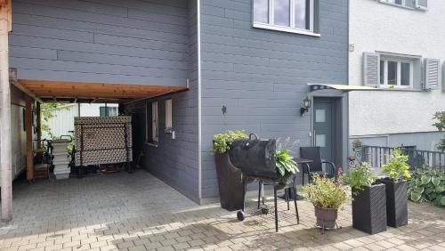 a porch of a house with a table and chairs at Wohnung I im Vierländereck I Auszeit I Rheintal in Rebstein