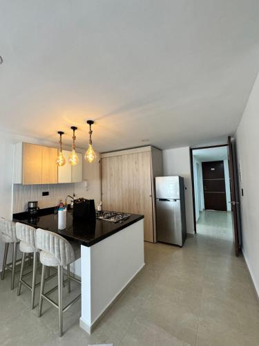 a kitchen with a counter top and a refrigerator at Apartamento vacacional San Gil in San Gil