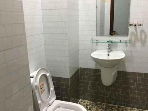 a bathroom with a toilet and a sink at Van An 2 Hotel in Phước Hậu