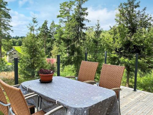 un tavolo e sedie su una terrazza in legno di 5 person holiday home in TENHULT JÖNKÖPING a Hult