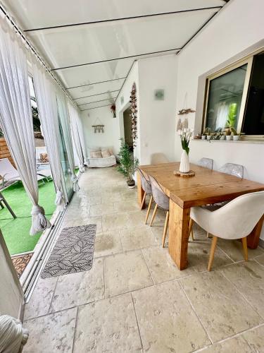 una sala da pranzo con tavolo e sedie in legno di Charmante maison a Vallauris
