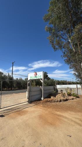 a sign for a bus stop on a dirt road at Ranchito Boutique Motel Buhos Valle Guadalupe in Francisco Zarco