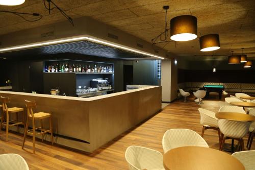 Lounge alebo bar v ubytovaní Fenyves Yacht Club Superior