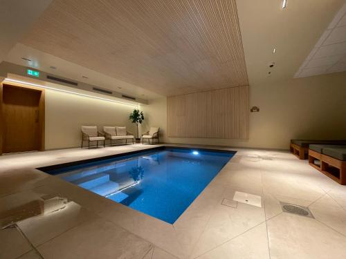 a large swimming pool in a large room at Hôtel Terra Vinum in Gueberschwihr