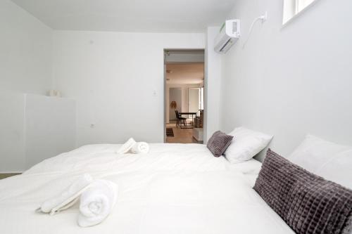 Кровать или кровати в номере Muse Studios & Apartments