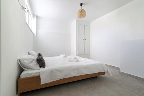 Кровать или кровати в номере Muse Studios & Apartments
