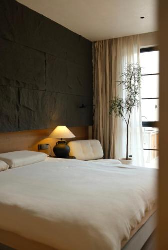 Un dormitorio con una gran cama blanca y una ventana. en Ermington Luxury Villa, en Sídney