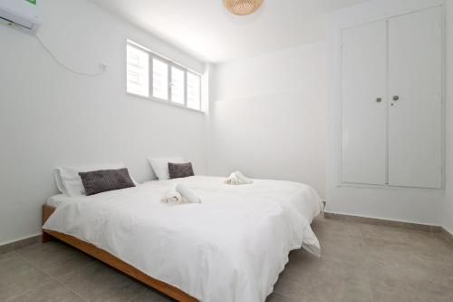 Кровать или кровати в номере Muse Studios & Apartments