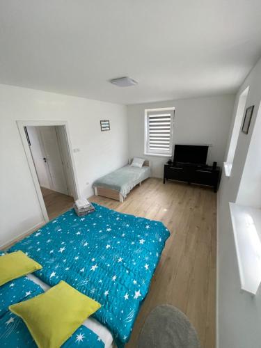 a living room with a blue blanket on the floor at Vila Mima in Nová Lesná