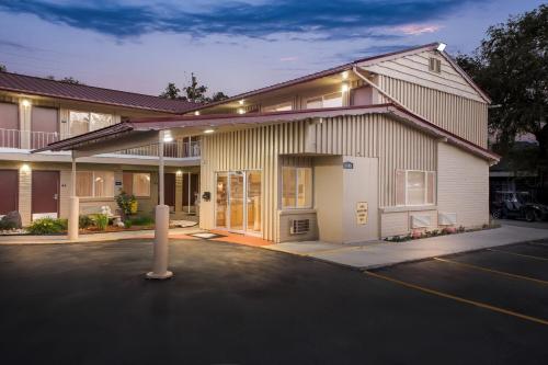 エルコにあるDays Inn by Wyndham Elkoの前に駐車場がある家