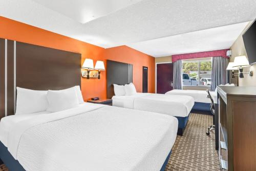 Days Inn by Wyndham Elkoにあるベッド