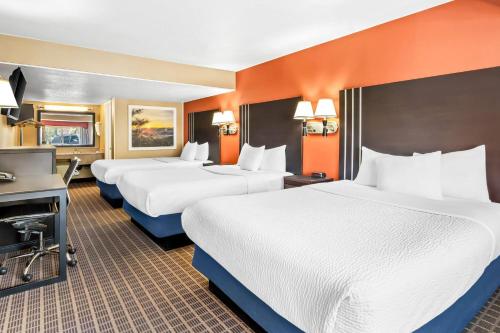 Days Inn by Wyndham Elkoにあるベッド