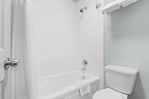 Ein Badezimmer in der Unterkunft Super 8 by Wyndham Saskatoon Near Saskatoon Airport