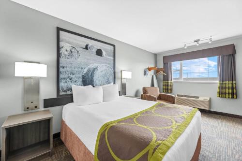 Ein Bett oder Betten in einem Zimmer der Unterkunft Super 8 by Wyndham Saskatoon Near Saskatoon Airport