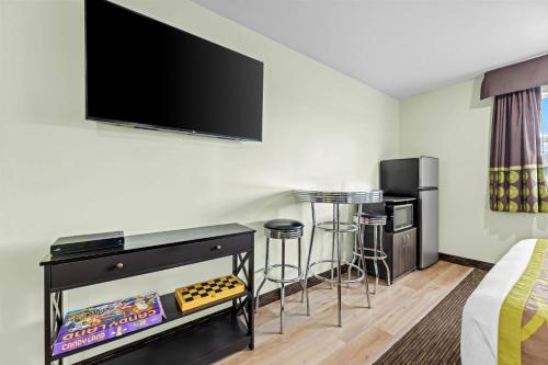 TV/Unterhaltungsangebot in der Unterkunft Super 8 by Wyndham Saskatoon Near Saskatoon Airport