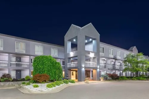 Howard Johnson by Wyndham Romulus Detroit Metro Airport in Livonia