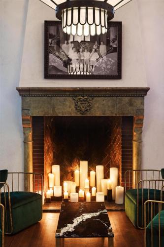 Χώρος καθιστικού στο Hotel Figueroa, Unbound Collection by Hyatt