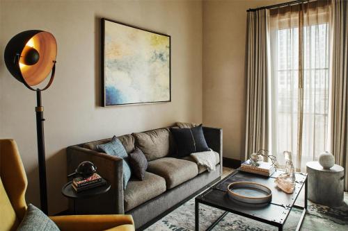 Χώρος καθιστικού στο Hotel Figueroa, Unbound Collection by Hyatt