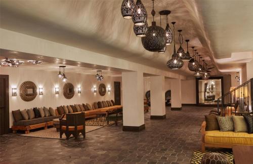 Χώρος καθιστικού στο Hotel Figueroa, Unbound Collection by Hyatt