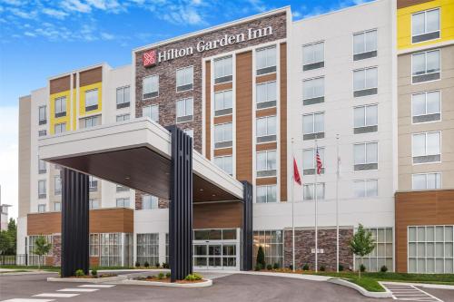 an image of the hotel courtyard inn at Hilton Garden Inn Nashville Opryland in Nashville
