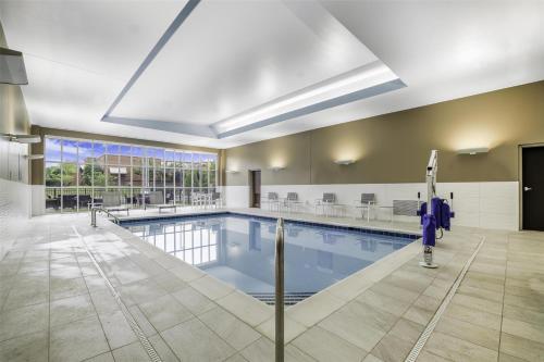 an indoor pool with a swimming pooliteratorasteryasteryasteryasteryasteryasteryasteryastery at Hilton Garden Inn Nashville Opryland in Nashville