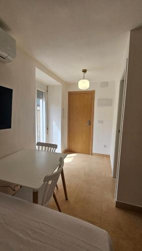 Giường trong phòng chung tại Estudio para pareja en Jaén