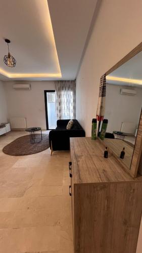 sala de estar con sofá y espejo grande en Terrazzino de Fatimides, en Túnez