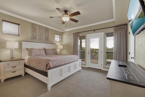 Katil atau katil-katil dalam bilik di Canyon Lakehouse Panoramic Lake Views with Firepit!