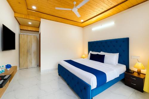 Una cama o camas en una habitación de Hotel Shiva Lake Mussoorie - 360 Degree View - Free Parking