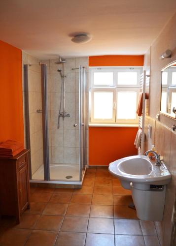 a bathroom with a shower and a sink at Rathaus-Pension 1685 in Brandenburg an der Havel