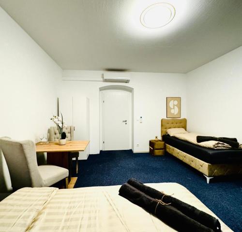 Postel nebo postele na pokoji v ubytování Spacious 7BR shared Apartment ,Prime Location