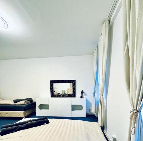 Postel nebo postele na pokoji v ubytování Spacious 7BR shared Apartment ,Prime Location