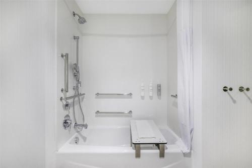 Bilik mandi di Hampton Inn Aurora Medical Center Denver