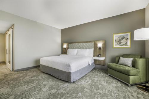 Katil atau katil-katil dalam bilik di Hampton Inn Aurora Medical Center Denver