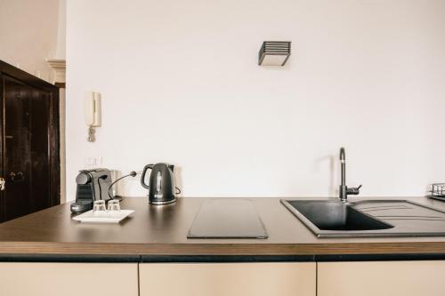 a kitchen with a sink and a counter top at Studio d'Art - Centro Storico di Arezzo in Arezzo