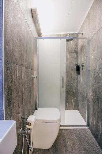 a bathroom with a white toilet and a shower at Studio d'Art - Centro Storico di Arezzo in Arezzo