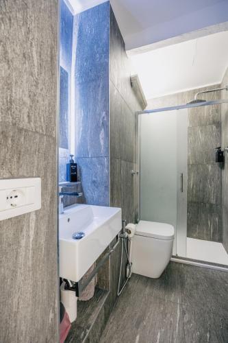 a bathroom with a sink and a toilet and a shower at Studio d'Art - Centro Storico di Arezzo in Arezzo