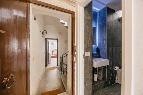 a hallway leading to a bathroom with a sink at Studio d'Art - Centro Storico di Arezzo in Arezzo