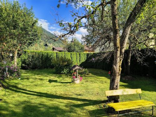 Un jardín fuera de Cozy Apartment in Feld am See near Ski Slopes