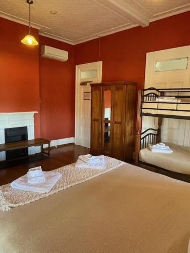 a bedroom with two bunk beds in a room at Eddy's of Canowindra in Canowindra