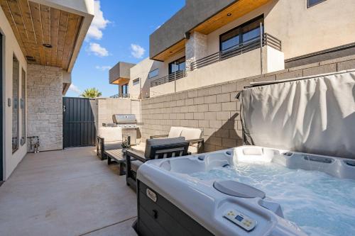 einen Whirlpool auf der Terrasse eines Hauses in der Unterkunft Sundance Den home in Harrisburg Junction