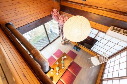 an overhead view of a room with a table and a lamp at 東京駅まで30分 日本の囲炉裏 1棟貸切 16名 130平米 2バスルーム パノラマビュー 桜 富士山 in Ichikawa