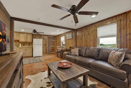 Χώρος καθιστικού στο Ohana Ranch Cabin - 12 minutes to Historic Main St