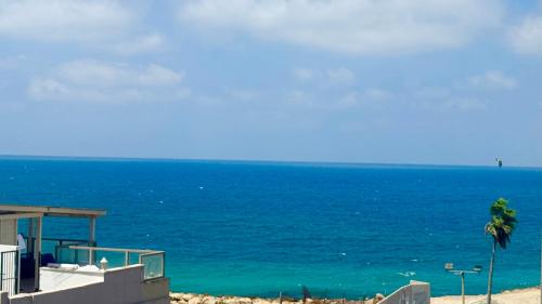 vista sull'oceano da una spiaggia di Alona's Apartments- sea&sunsets a Haifa