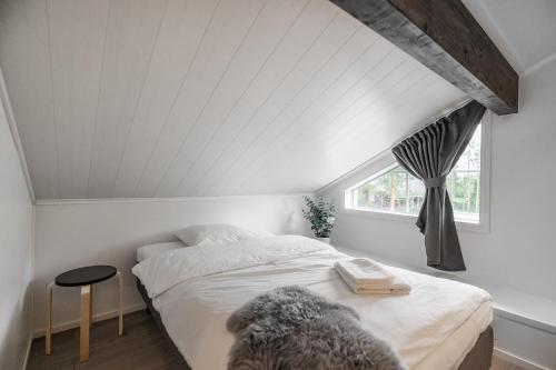 una camera da letto con un letto e una finestra di Villa Borealis Levi a Levi