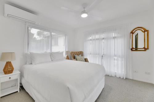 Ένα ή περισσότερα κρεβάτια σε δωμάτιο στο Homely 3-Bed Townhouse with Pool & Gym Access