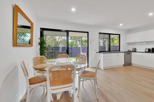 Η κουζίνα ή μικρή κουζίνα στο Homely 3-Bed Townhouse with Pool & Gym Access