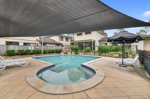 Πισίνα στο ή κοντά στο Homely 3-Bed Townhouse with Pool & Gym Access